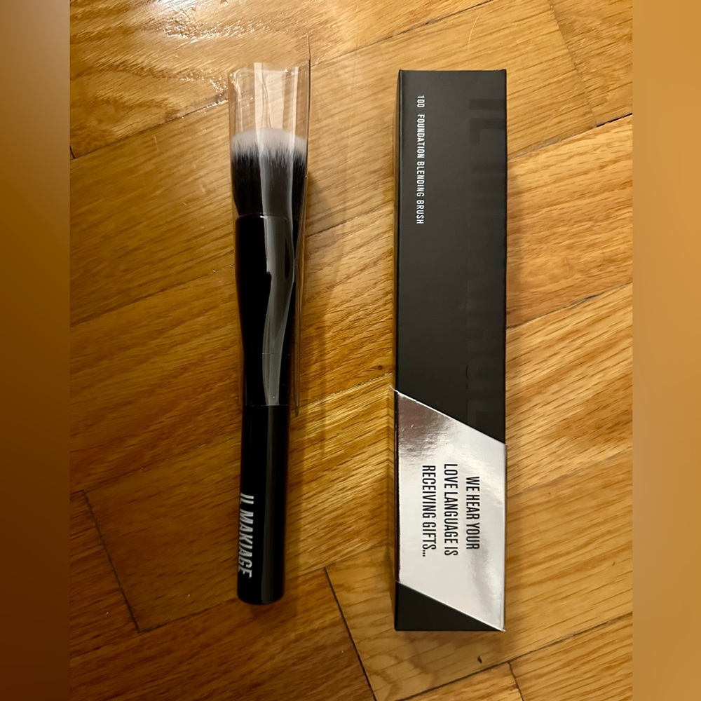 New IL MAKIAGE Black Foundation Blending Brush - Picture 4 of 5